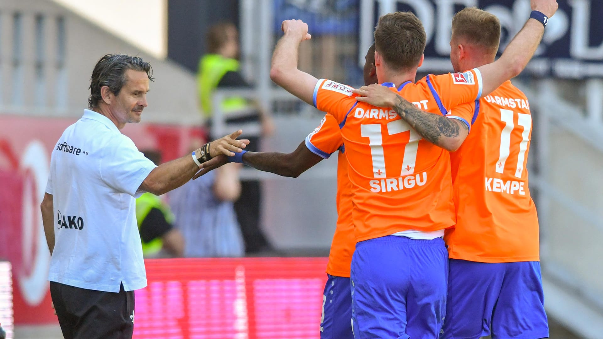Darmstadt-Trainer Dirk Schuster (l.) jubelt mit Sandro Sirigu, Tobias Kempe und Joevin Jones. Darmstadt-Trainer Dirk Schuster (l.) jubelt mit Sandro Sirigu, Tobias Kempe und Joevin Jones.