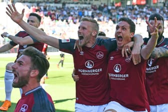 Aufstieg: Die Spieler des 1.FC Nürnberg feiern das Führungstor von Hanno Behrens (3.v.l.).