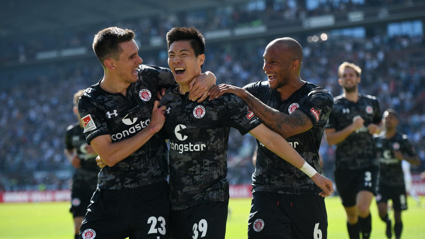 Die Erlösung für den FC St. Pauli: Yi-Young Park feiert seinen Treffer zum 1:0 mit Johannes Flum (l.) und Christopher Avevor.