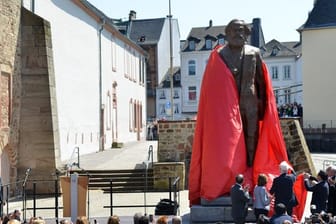 In einer Feierstunde wurde die Karl-Marx-Statue enthüllt.