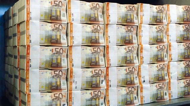 Das Geld sprudelt: Bund, Länder und Gemeinden können mit Steuermehreinnahmen rechnen. Das Geld sprudelt: Bund, Länder und Gemeinden können mit Steuermehreinnahmen rechnen.