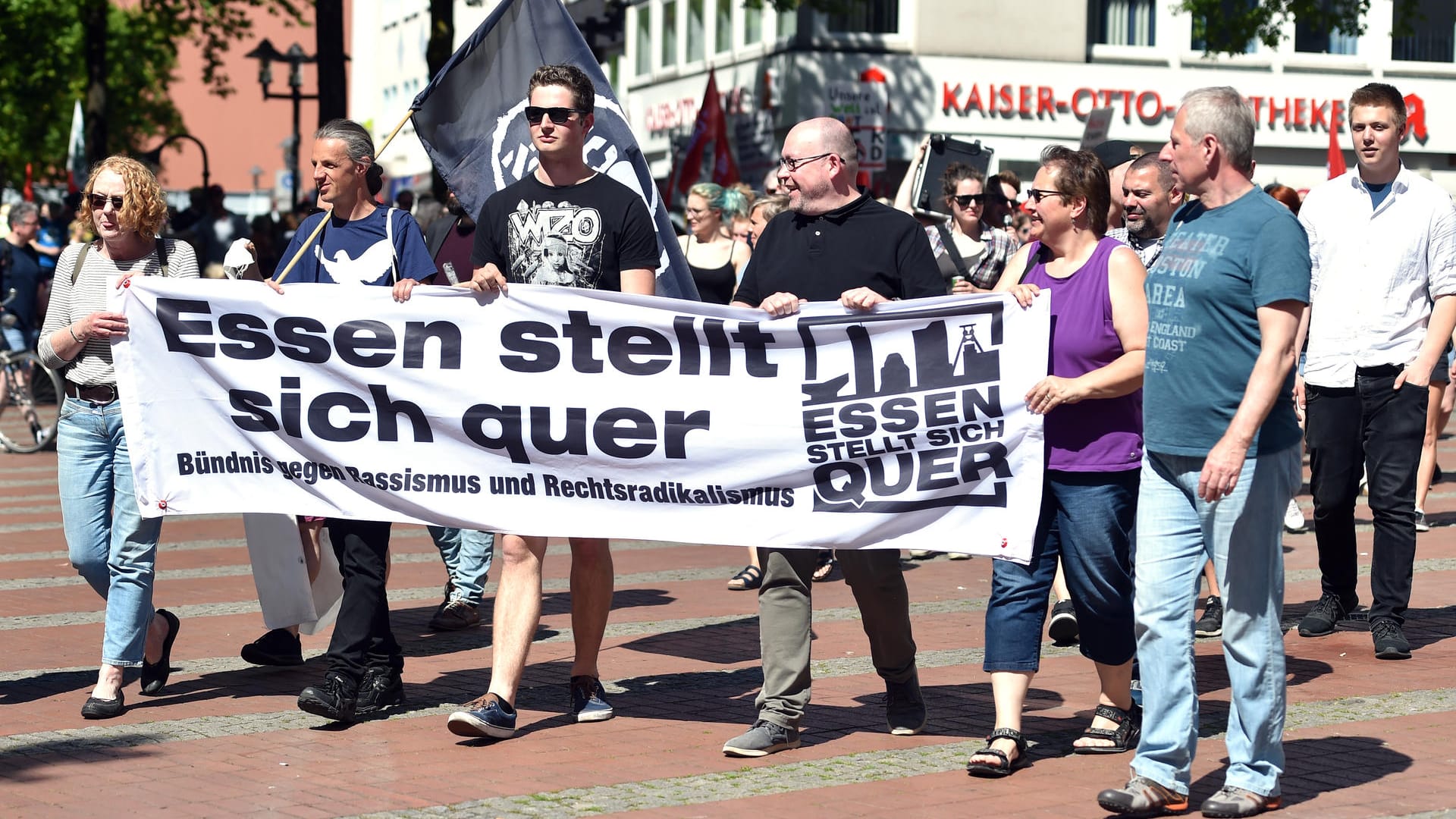 Demonstranten von" Essen stellt sich quer": Die Polizei musste wegen der Demonstrationen Essen weiträumig absperren.