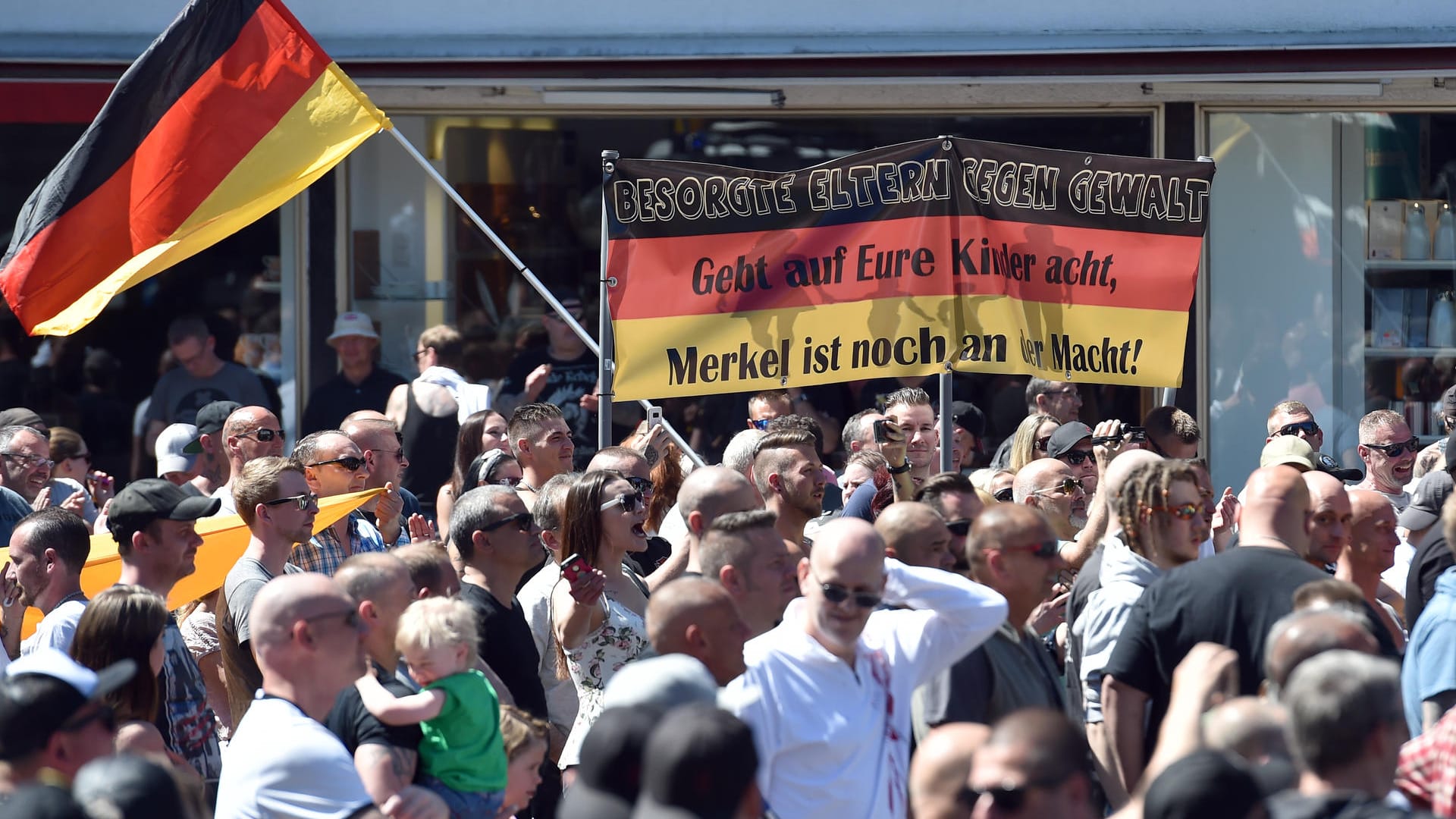 Demonstranten der Gruppe "Eltern gegen Gewalt": Gegen den Aufmarsch protestierte auch das linke Bündnis "Essen stellt sich quer". Demonstranten der Gruppe "Eltern gegen Gewalt": Gegen den Aufmarsch protestierte auch das linke Bündnis "Essen stellt sich quer".