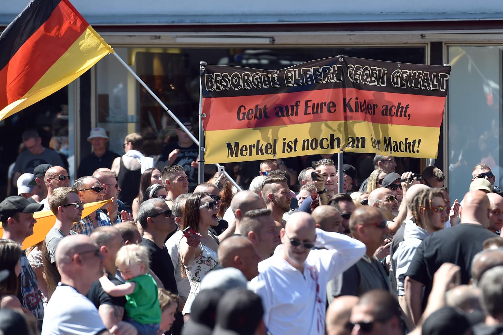 Demonstranten der Gruppe "Eltern gegen Gewalt": Gegen den Aufmarsch protestierte auch das linke Bündnis "Essen stellt sich quer".