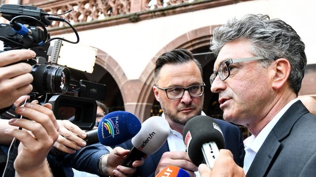 Der abgewählte Freiburger Oberbürgermeister Dieter Salomon (r. Der abgewählte Freiburger Oberbürgermeister Dieter Salomon (r.