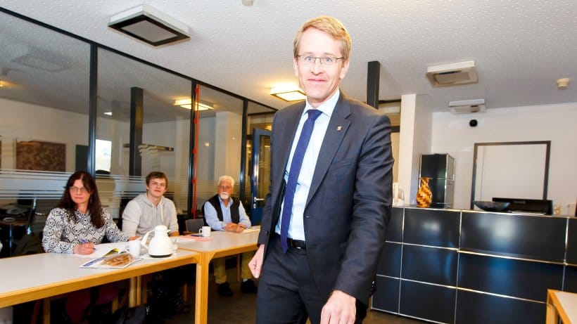 Ministerpräsident Daniel Günther bei der Stimmenabgabe