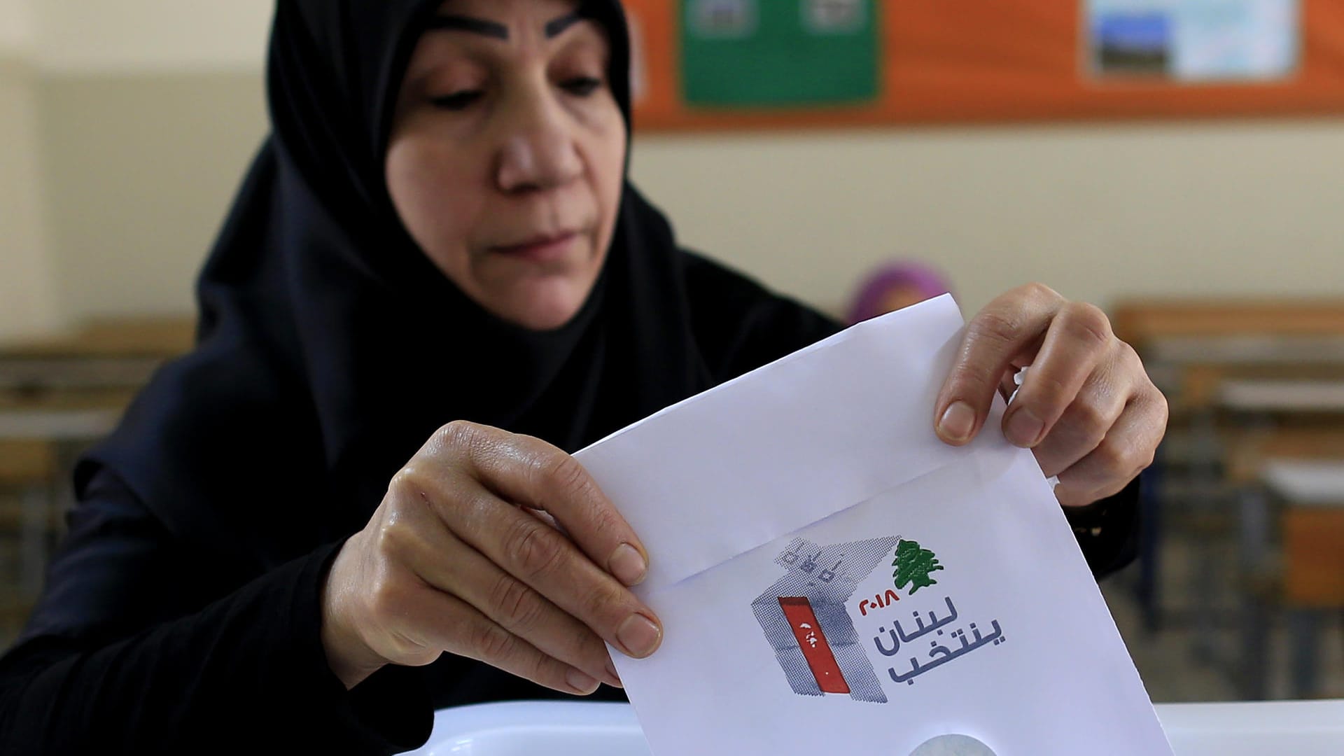 Eine Frau gibt ihre Stimme in einem Wahllokal in Beirut ab: Zum ersten Mal seit neun Jahren wurde im Libanon wieder ein neues Parlament gewählt.