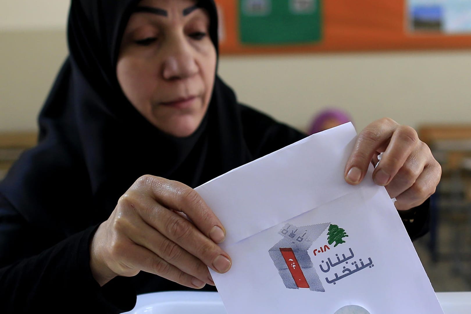 Eine Frau gibt ihre Stimme in einem Wahllokal in Beirut ab: Zum ersten Mal seit neun Jahren wurde im Libanon wieder ein neues Parlament gewählt.