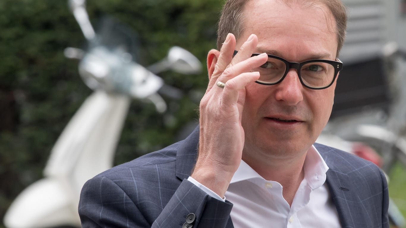 Alexander Dobrindt, Vorsitzender der CSU-Landesgruppe im Deutschen Bundestag, hatte in einem Zeitungsinterview über eine regelrechte Anti-Abschiebe-Industrie geklagt. Dafür bekommt er nun Kritik.