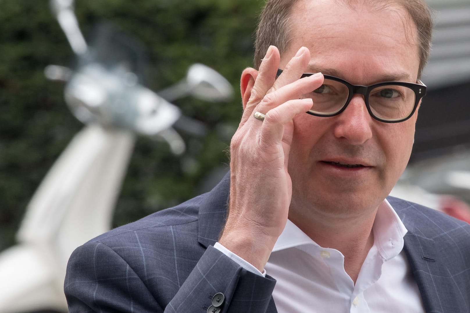 Alexander Dobrindt, Vorsitzender der CSU-Landesgruppe im Deutschen Bundestag, hatte in einem Zeitungsinterview über eine regelrechte Anti-Abschiebe-Industrie geklagt. Dafür bekommt er nun Kritik.