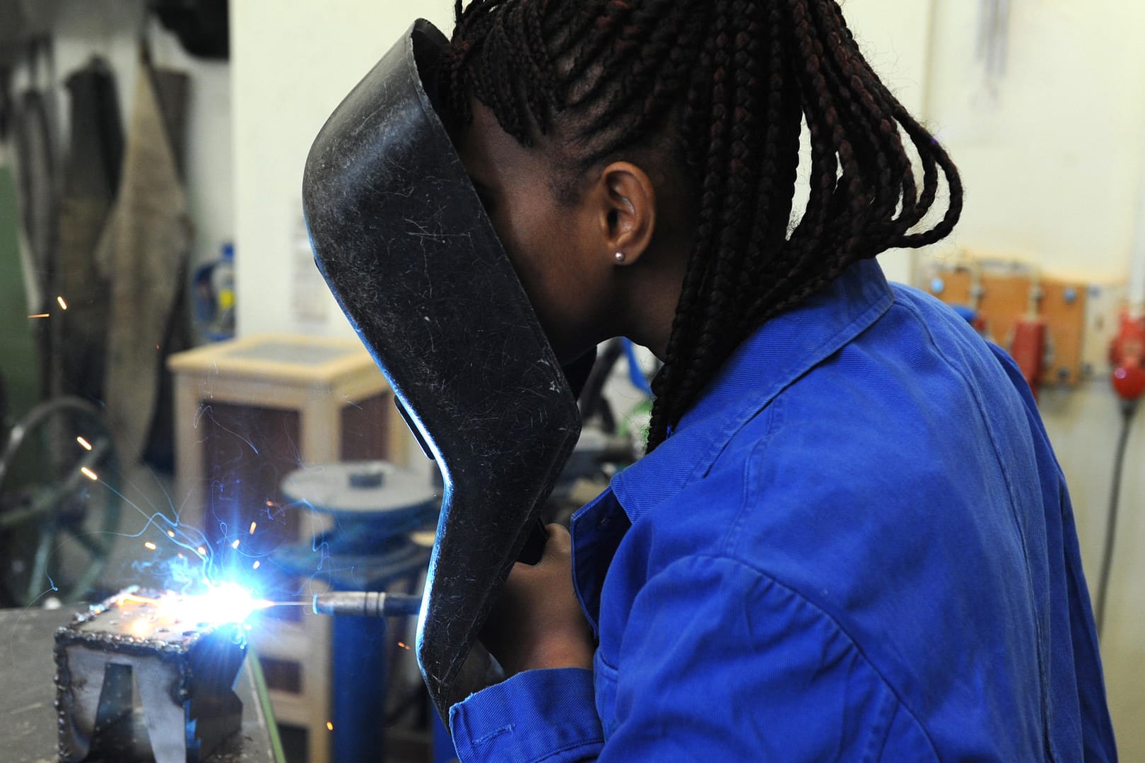 Eine Schülerin aus dem afrikanischen Guinea beim Schweißen. Eine OECD-Studie hat gezeigt: Migranten im Osten haben einen hohen Bildungsstand.