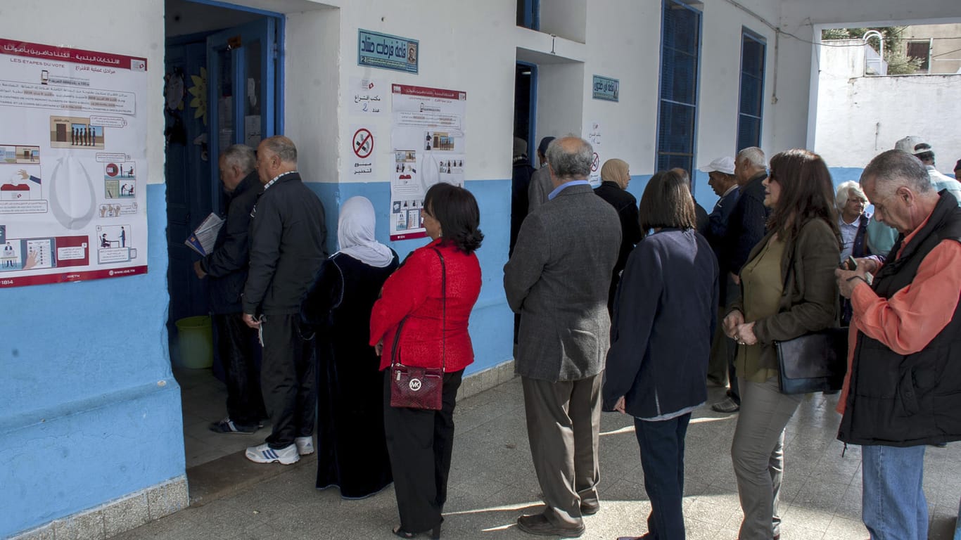Wohl die Ausnahme: Schlange vor einem Wahllokal. Die Beteilungen an den ersten Kommunalwahlen in Tunesien seit dem Arabischen Frühling waren sehr gering.