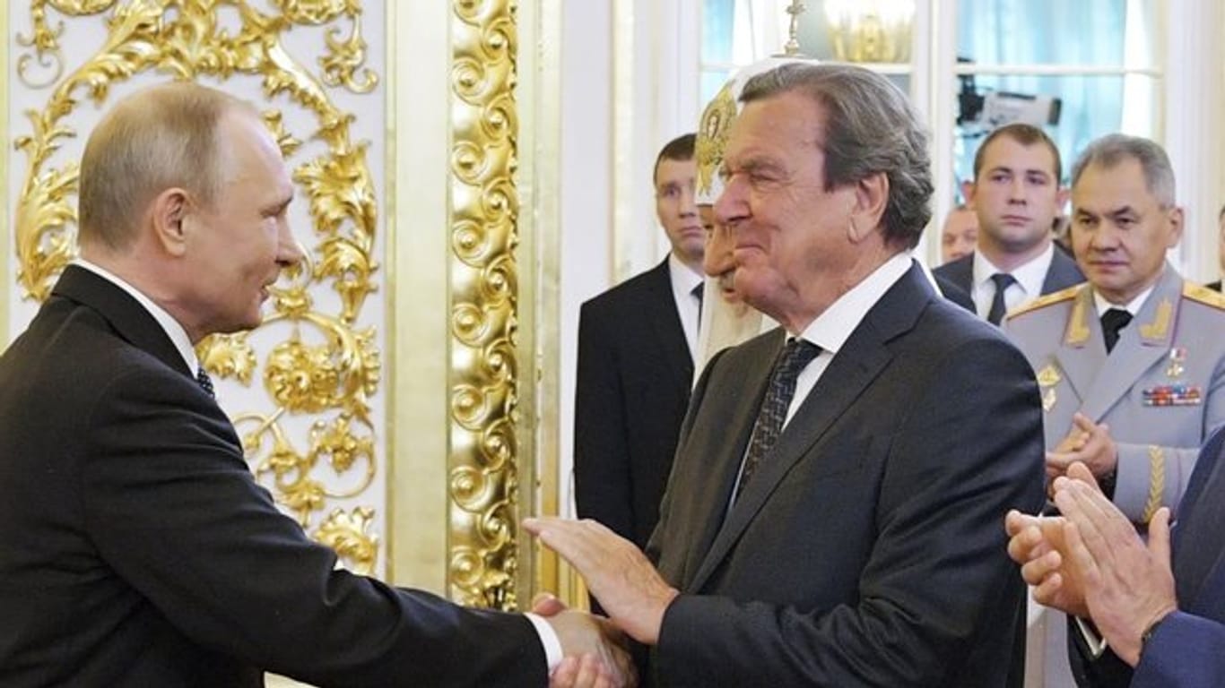 Im Kreml in Moskau gratuliert Altkanzler Gerhard Schröder Wladimer Putin zur Amtseinführung.