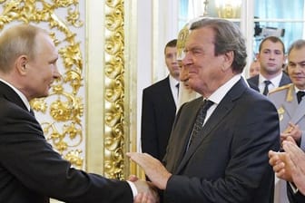 Im Kreml in Moskau gratuliert Altkanzler Gerhard Schröder Wladimer Putin zur Amtseinführung.