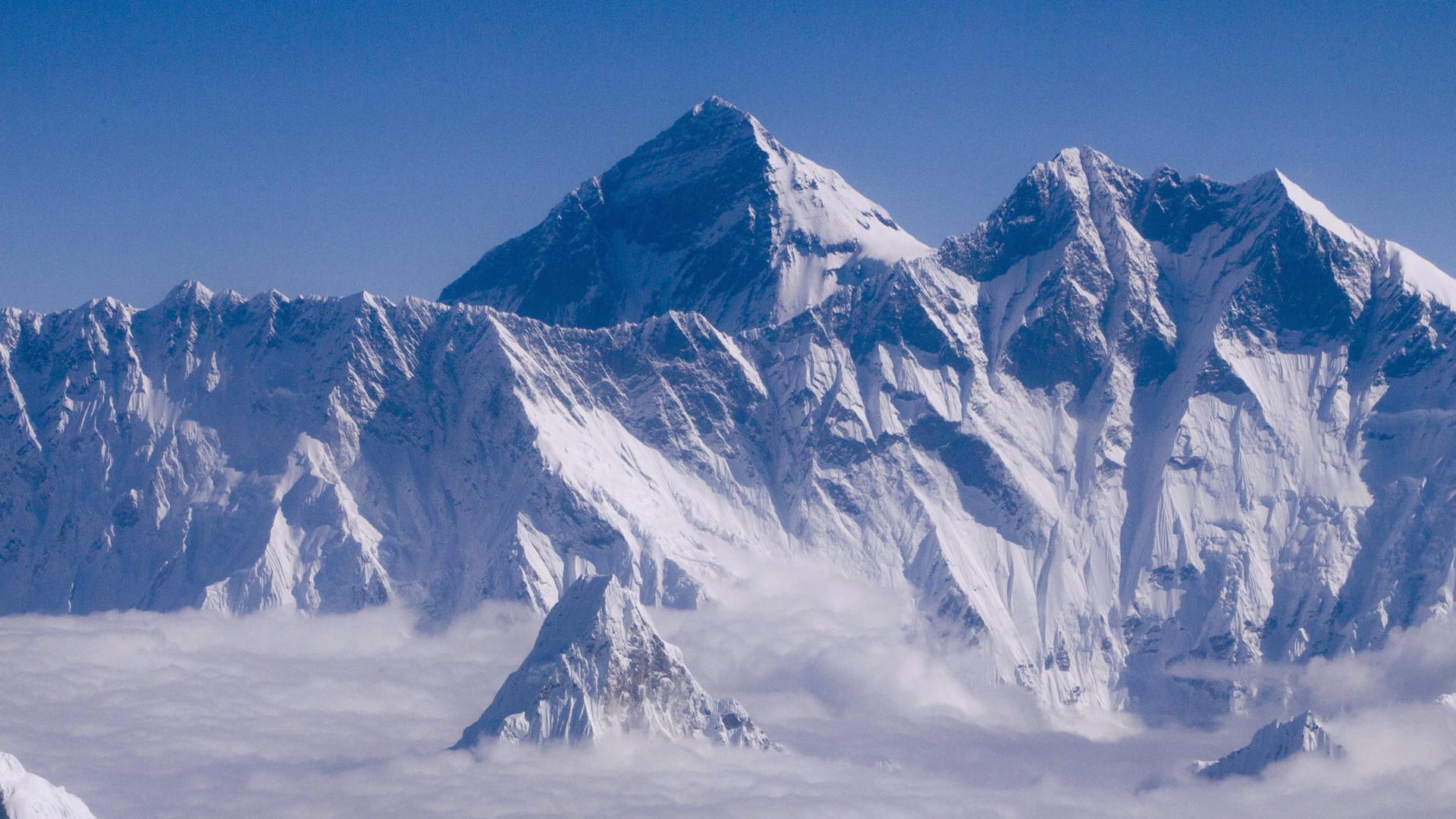 Aussicht aus einem über Nepal fliegenden Flugzeug auf den Mount Everest: Reinhold Messner will sich nun 40 Jahre nach seinem Gipfelsieg zurückziehen.