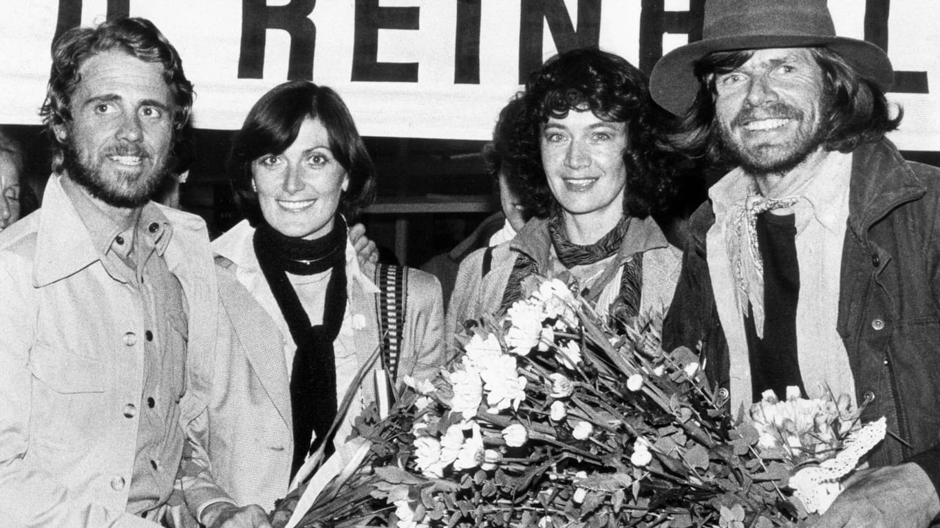 Die beiden Bergsteiger Reinhold Messner und Peter Habeler 1978 mit ihren Frauen: Sie sind die ersten Menschen den höchsten Berg der Welt ohne Sauerstoffgeräte bestiegen hatten.