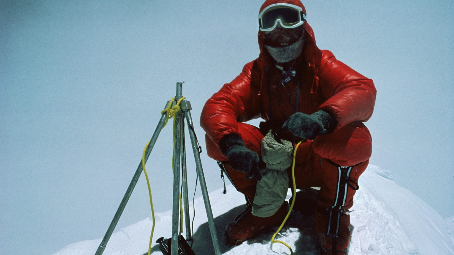 Reinhold Messner auf dem Gipfel des Mount Everest vor 40 Jahren: Als die Bergsteiger auf dem Gipfel ankamen, blieb das Triumphgefühl aus, sie wollten nur noch hinunter.