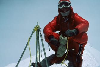 Reinhold Messner auf dem Gipfel des Mount Everest vor 40 Jahren: Als die Bergsteiger auf dem Gipfel ankamen, blieb das Triumphgefühl aus, sie wollten nur noch hinunter.