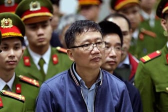 Der Geschäftsmann Trinh Xuan Thanh steht für seine Anhörung im Januar in einem Gerichtssaal in Hanoi.