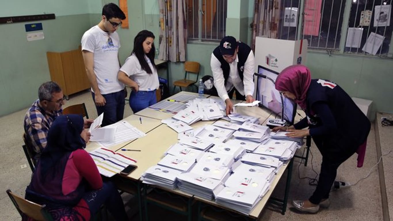 Wahlhelfer zählen kurz nach Wahlschluss Stimmzettel aus.