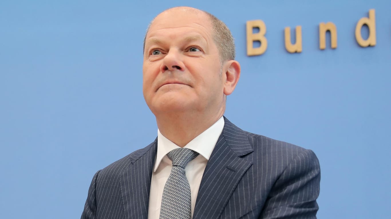 Bundesfinanzminister Olaf Scholz (SPD) will die Arbeitsbedingungen bei der Post verbessern. Der Bund ist indirekt an dem Unternehmen beteiligt.