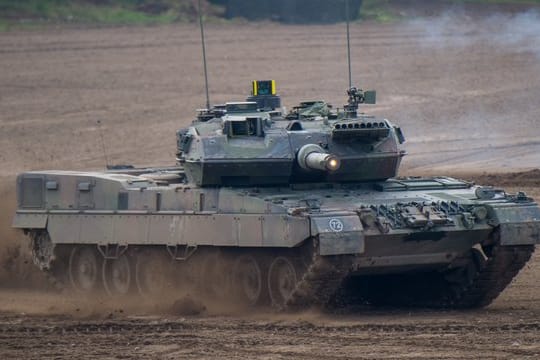 Die Opposition wirft der Regierung vor, mit Exporten in Länder wie Saudi-Arabien und die Türkei gegen die restriktiven deutschen Rüstungsexportrichtlinien zu verstoßen.