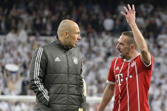 Arjen Robben und Franck Ribéry diskutieren nach dem Ausscheiden des FC Bayern im Champions-League-Halbfinale bei Real Madrid. Beide haben Vertragsangebote vorliegen.