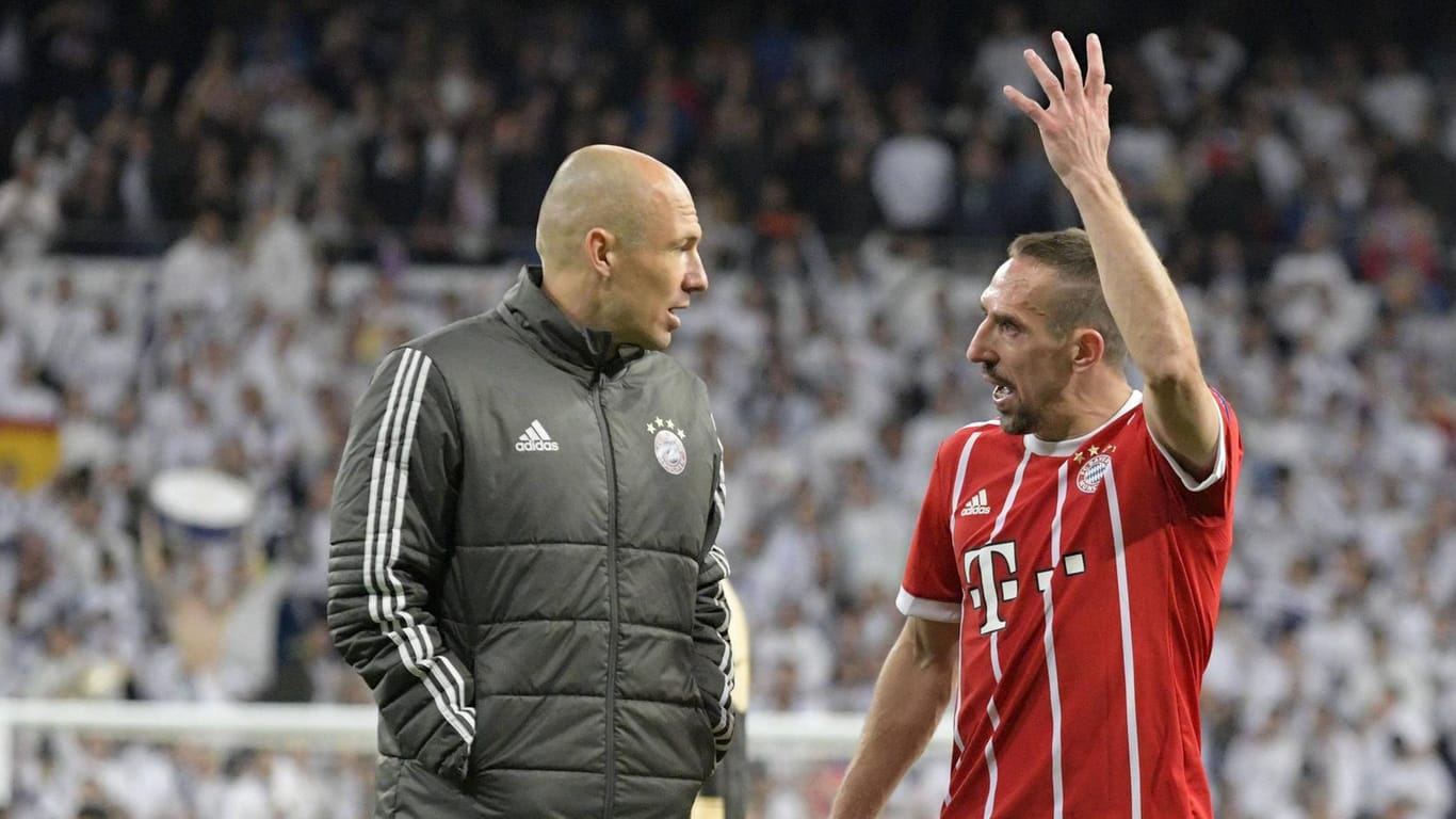 Arjen Robben und Franck Ribéry diskutieren nach dem Ausscheiden des FC Bayern im Champions-League-Halbfinale bei Real Madrid. Beide haben Vertragsangebote vorliegen.