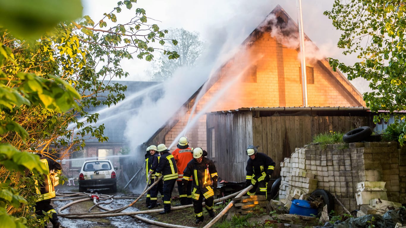 Einsatzkräfte der Feuerwehr löschen einen Hausbrand: Ein fünfjähriges Mädchen ist bei einem Hausbrand ums Leben gekommen.