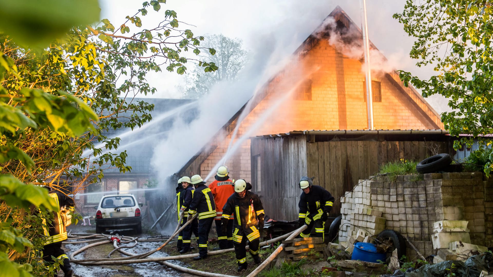 Einsatzkräfte der Feuerwehr löschen einen Hausbrand: Ein fünfjähriges Mädchen ist bei einem Hausbrand ums Leben gekommen.