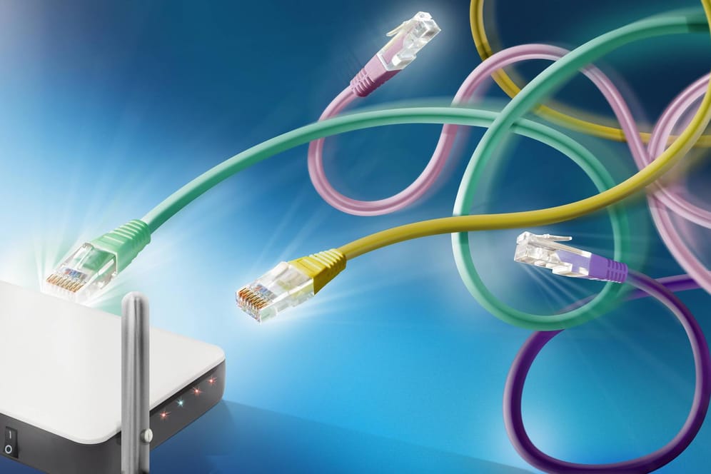 Ethernetkabel an einem WLAN-Modem: Viele Anbieter kämpfen um Neukunden.