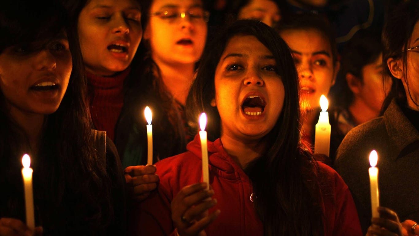 Mehrere Inderinnen gedenken mit Kerzen den Opfern von sexuellen Übergriffen in Indien: Erneut wurde ein minderjähriges Mädchen vergewaltigt und danach bei lebendigem Leib angezündet.