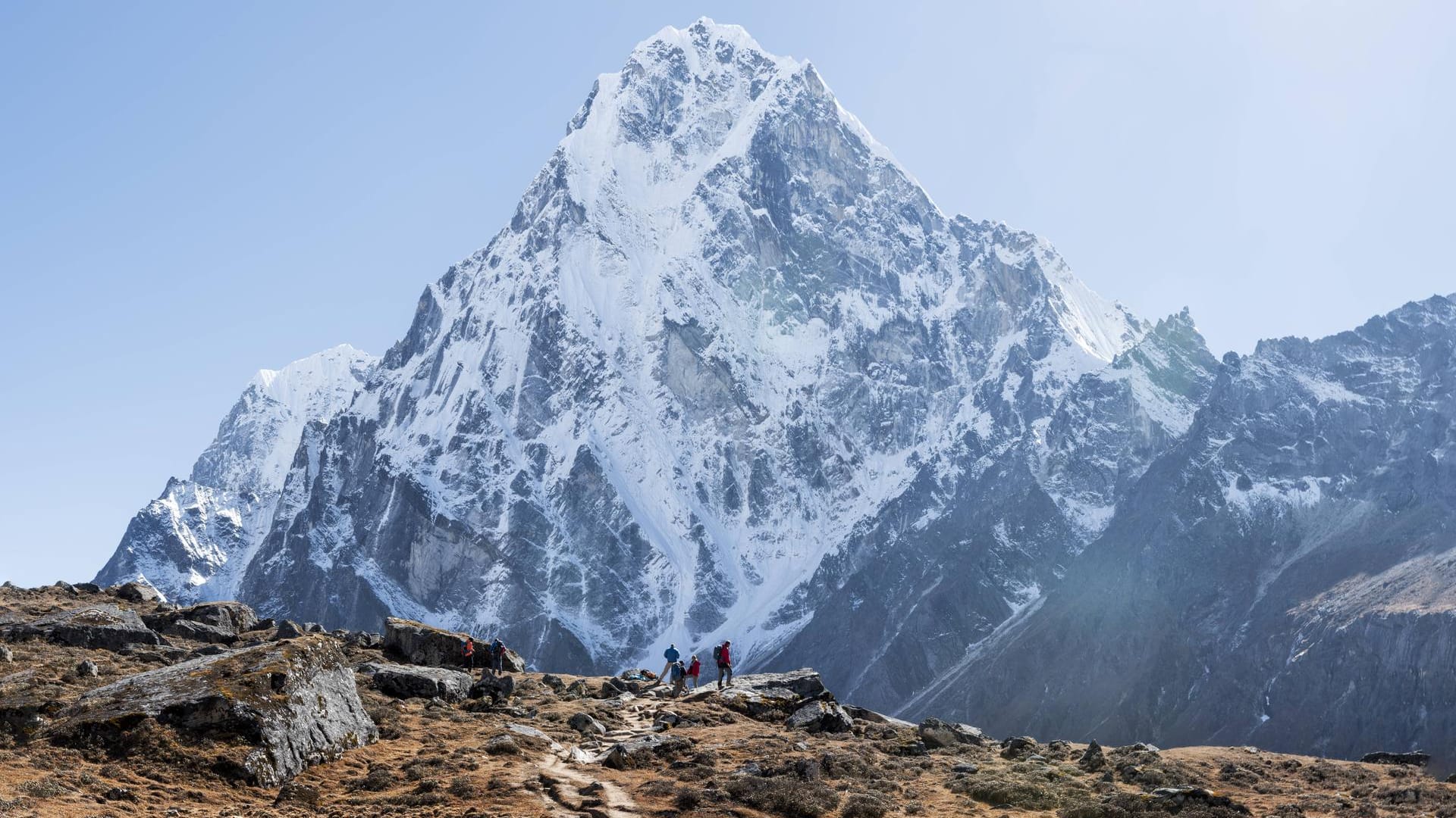 Der 8848 Meter hohe Mount Everest: Der Berg ist nicht mehr, was er war. Sherpas arbeiteten monatelang, um den Touristen-Weg zu bauen.