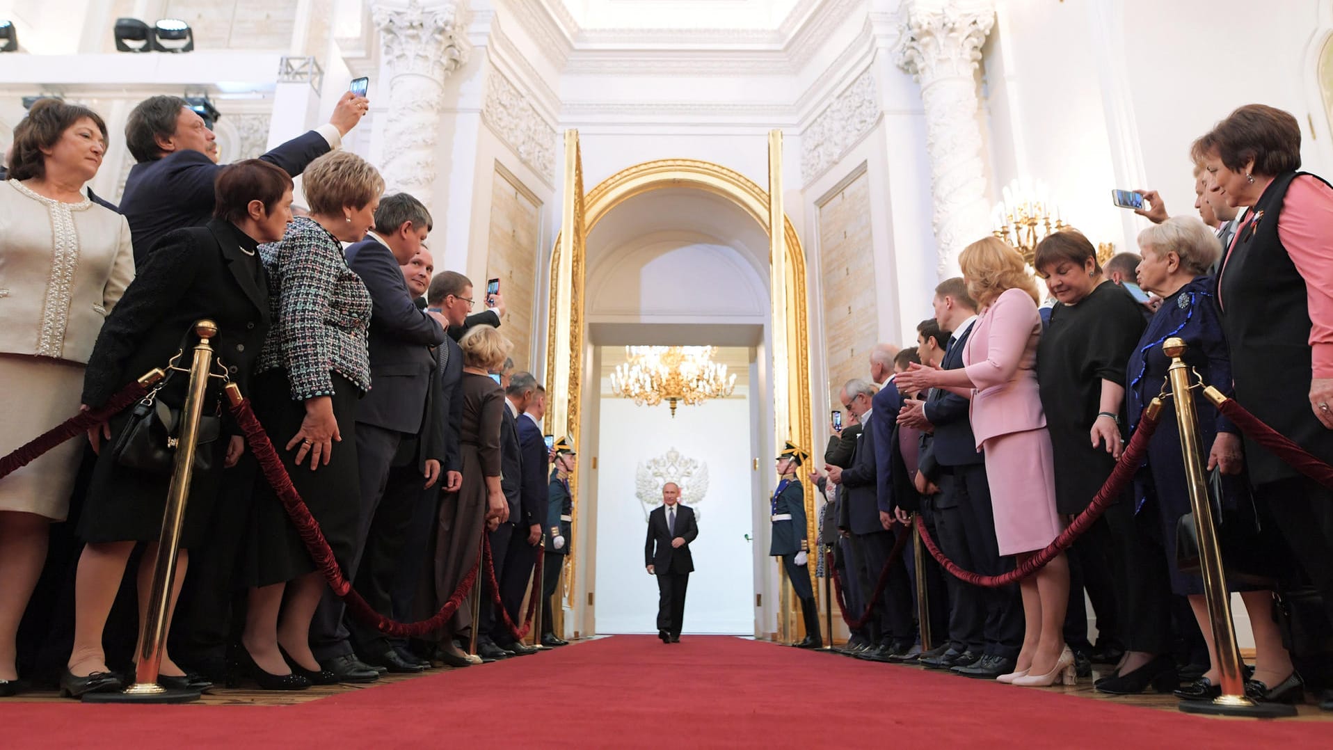 Wladimir Putin auf dem Weg zum Amtseid im Kreml.