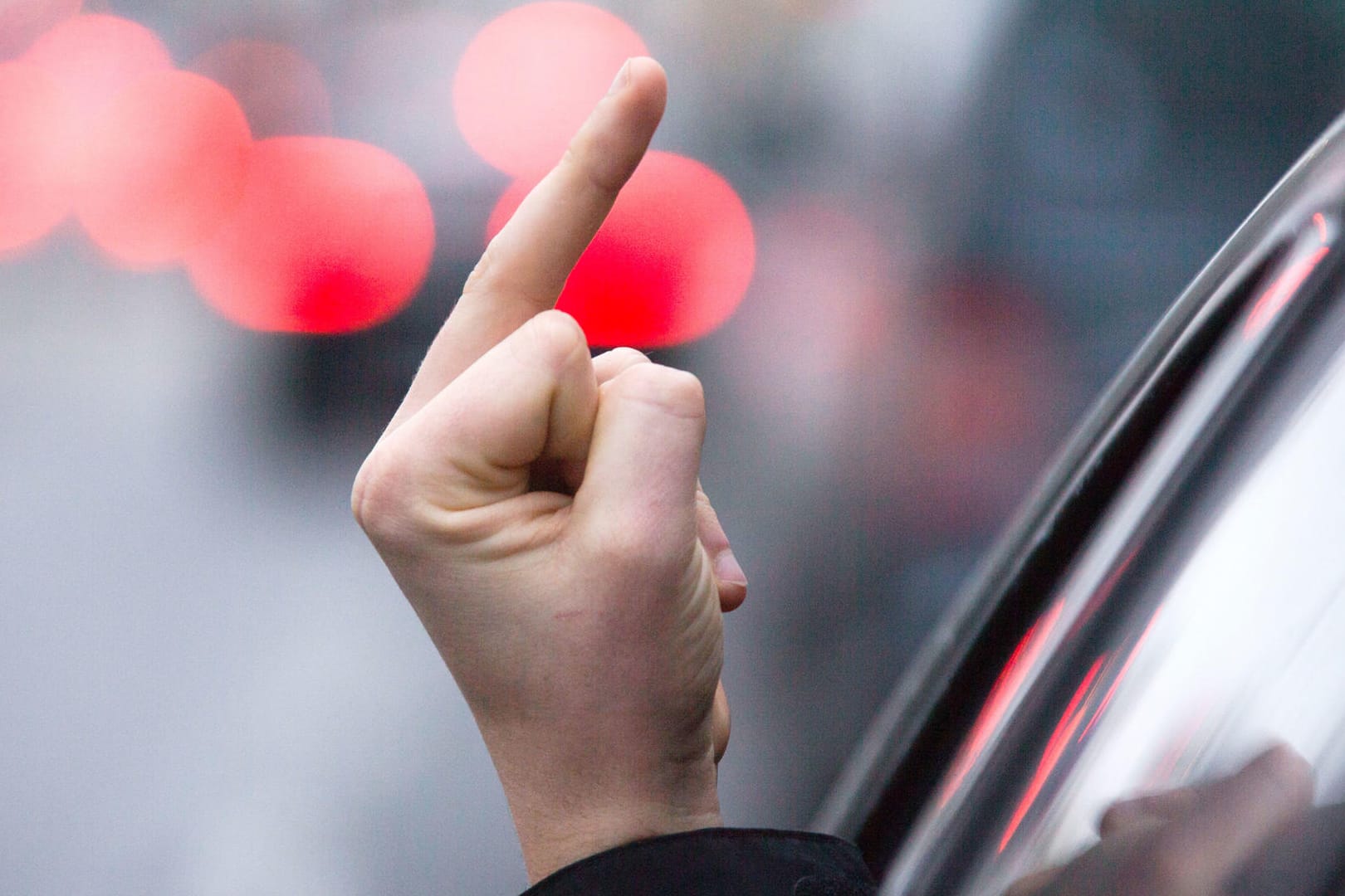 Stinkefinger am Steuer: Die Sitten im Straßenverkehr werden rauer, bestätigen Experten.