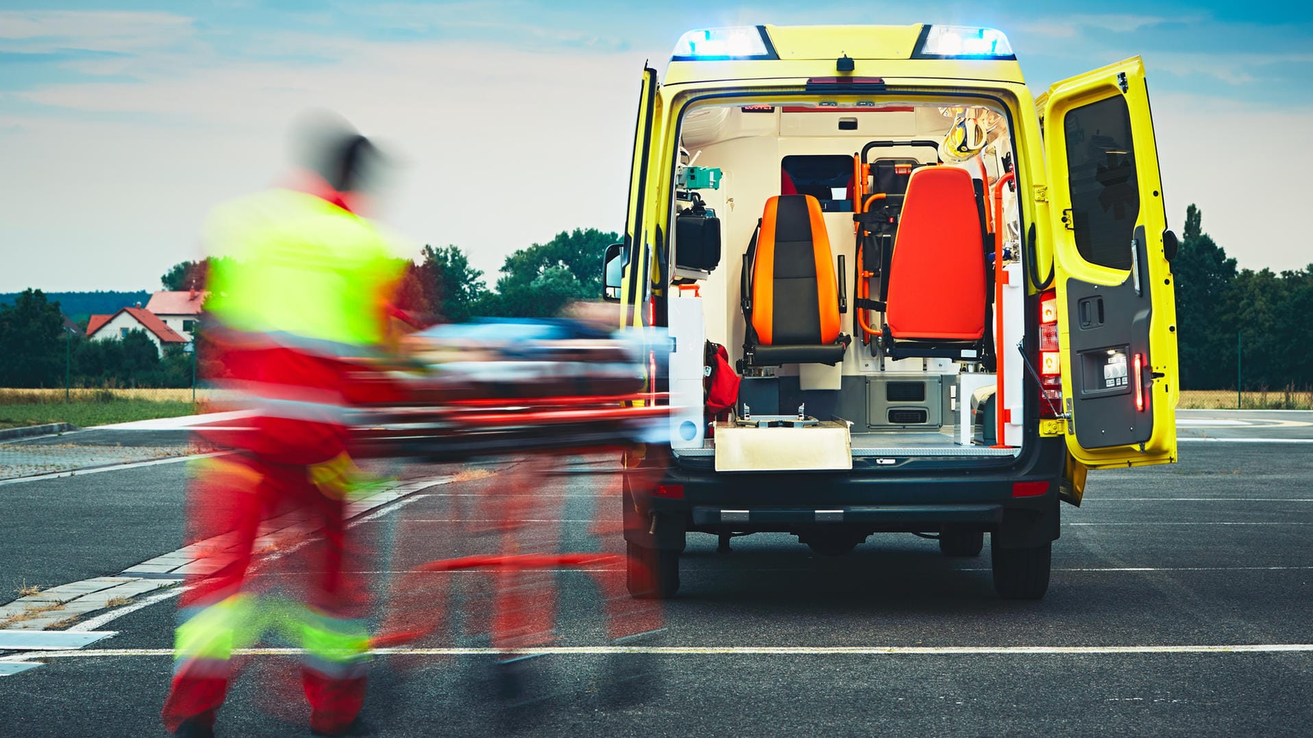 Sanitäter ist auf dem Weg zu einem Rettungswagen: LKW-Fahrer überrollt neunjährige Fahrradfahrerin.