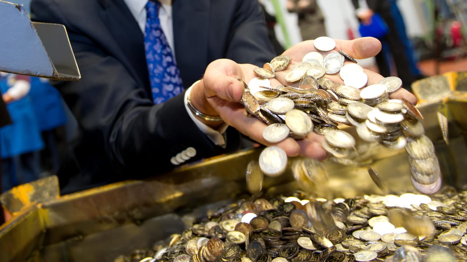 60 Milliarden Euro mehr zusätzlich, so hoch schätzen Experten die Steuermehreinnahmen in den kommenden Jahren. Geld, das den Bürgern zurückgegeben werden sollte, sagen Politiker aus Union und FDP. 60 Milliarden Euro mehr zusätzlich, so hoch schätzen Experten die Steuermehreinnahmen in den kommenden Jahren. Geld, das den Bürgern zurückgegeben werden sollte, sagen Politiker aus Union und FDP.