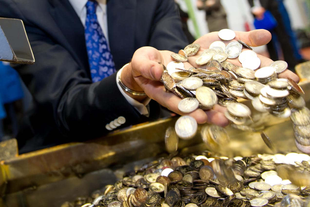 60 Milliarden Euro mehr zusätzlich, so hoch schätzen Experten die Steuermehreinnahmen in den kommenden Jahren. Geld, das den Bürgern zurückgegeben werden sollte, sagen Politiker aus Union und FDP.