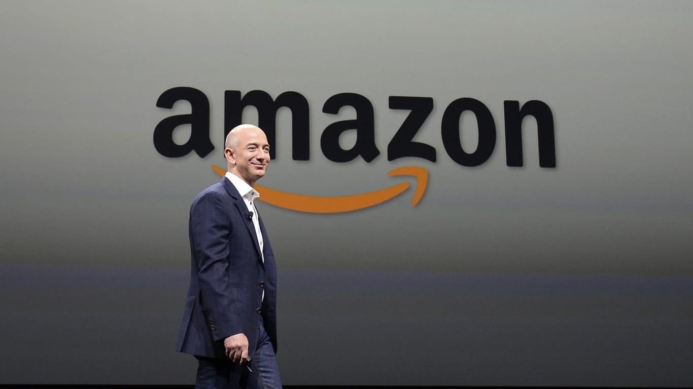 Amazon-Gschäftsführer Jeff Bezos während einer Präsentation: Amazon-Fahrer klaut Hund von Kunden.