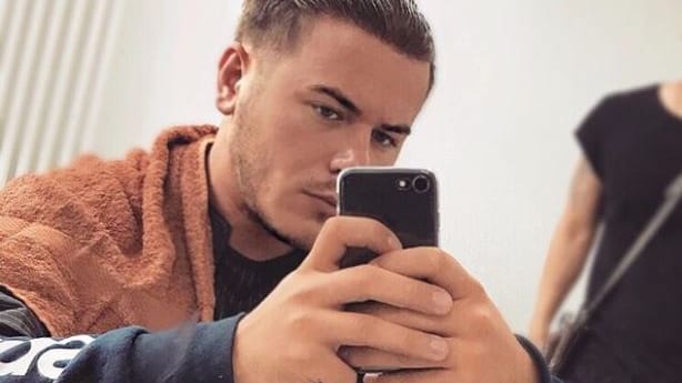 Der YouTuber Leon Machère: er beleidigte Polizisten bei einem öffentlichen Auftritt – erschien aber nicht zur Gerichtsverhandlung. Der YouTuber Leon Machère: er beleidigte Polizisten bei einem öffentlichen Auftritt – erschien aber nicht zur Gerichtsverhandlung.