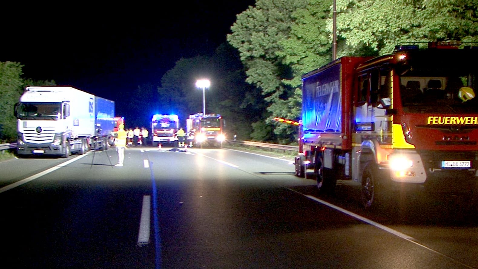 Schwerer Unfall auf der A2: Eine 22-Jährige ist nach einem Streit auf die Autobahn gerannt und wurde überrollt. Schwerer Unfall auf der A2: Eine 22-Jährige ist nach einem Streit auf die Autobahn gerannt und wurde überrollt.