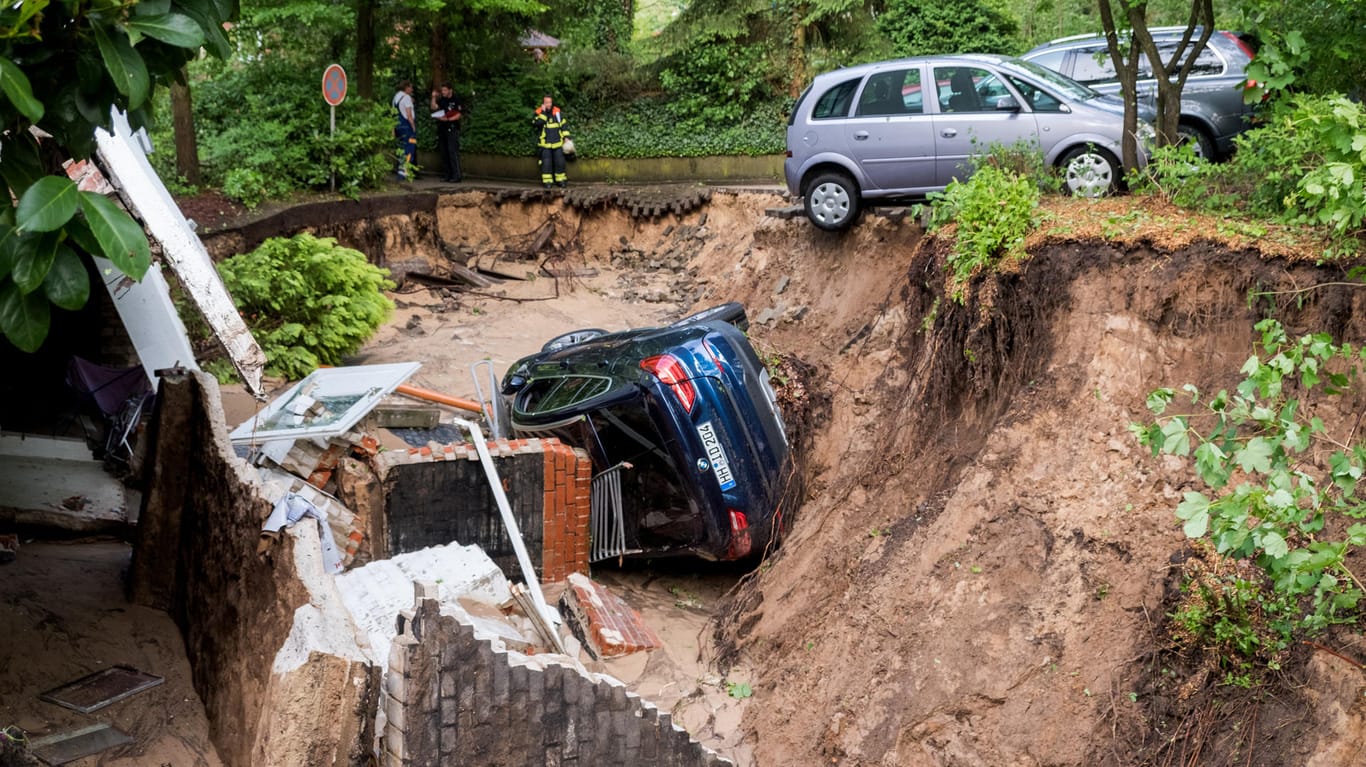 So sah es in Hamburg aus: Ein Auto liegt in Hamburg-Lohbrügge in einer Senke, die nach heftigem Regen entstanden ist.