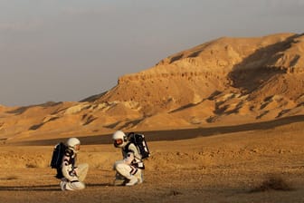 Israelische Forscher bei einer Einsatzsimulation in der Wüste Negev: Seit Jahren werden Einsätze auf dem Mars trainiert – doch wann wird es zur ersten bemannten Mission kommen?