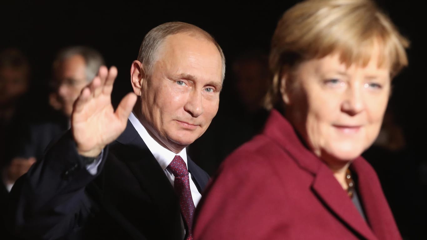 Wladimir Putin und Angela Merkel in Berlin: Die Grünen kritisieren die Bundesregierung heftig wegen des Pipeline-Projekts "Nord Stream 2" – damit sind sie nicht allein.