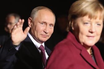 Wladimir Putin und Angela Merkel in Berlin: Die Grünen kritisieren die Bundesregierung heftig wegen des Pipeline-Projekts "Nord Stream 2" – damit sind sie nicht allein.