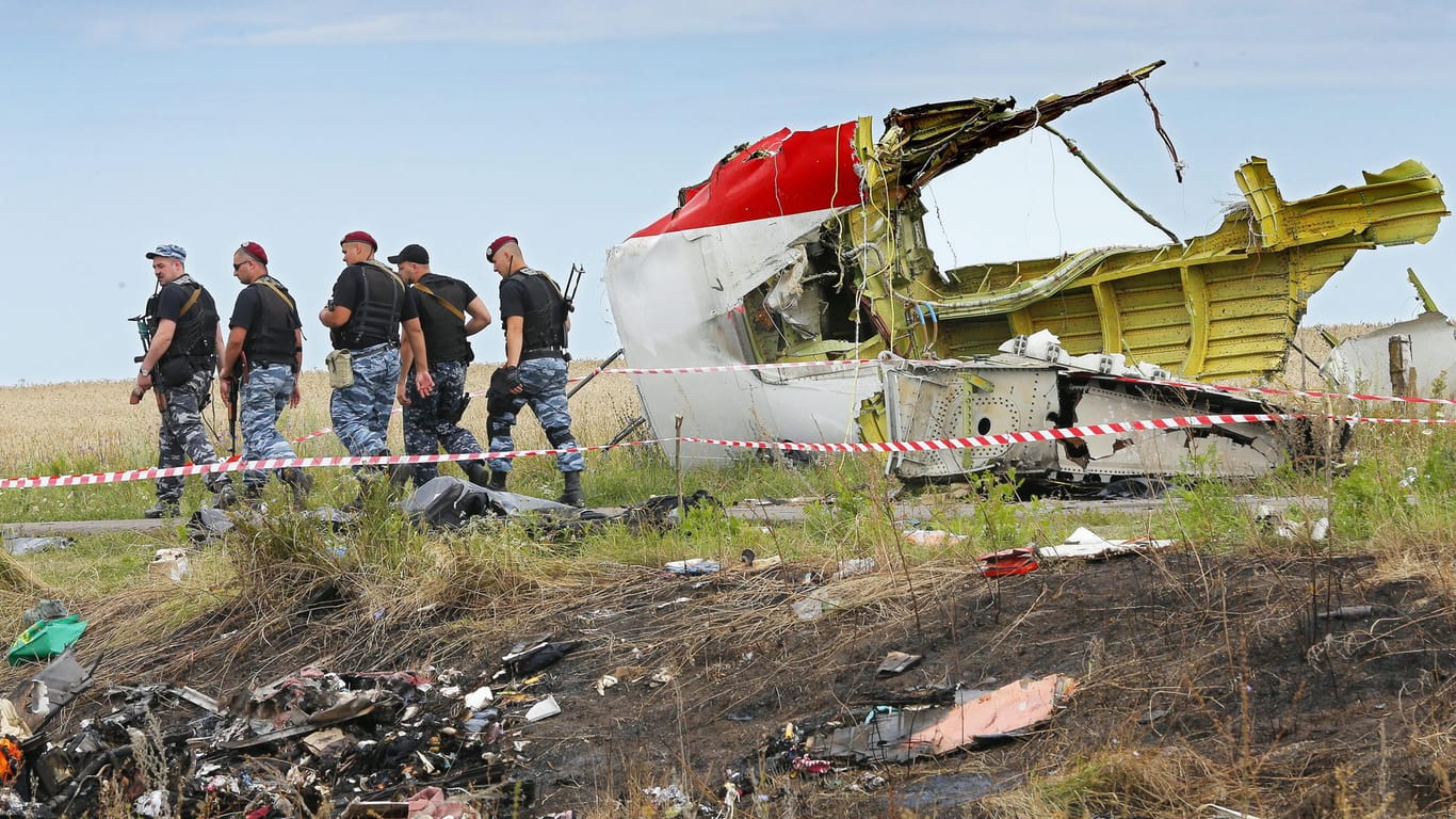 Bewaffnete pro-russische Separatisten an der Absturzstelle von MH17 in der Ostukraine: Internationale Ermittler sind nun überzeugt, dass das Flugzeug der Malaysia Airlines von einem Flugabwehrsystem des russischen Militärs abgeschossen wurde.