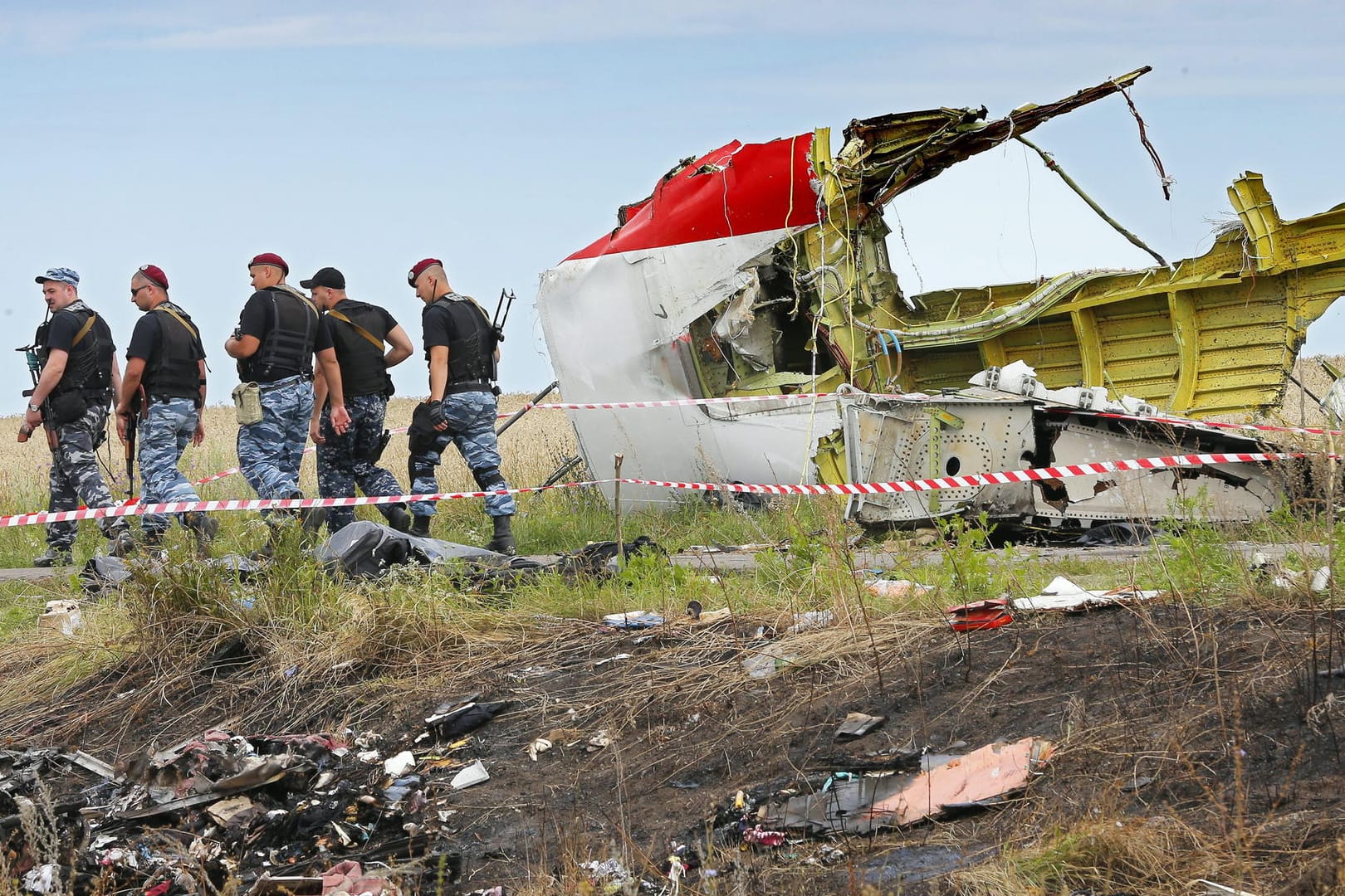 Bewaffnete pro-russische Separatisten an der Absturzstelle von MH17 in der Ostukraine: Internationale Ermittler sind nun überzeugt, dass das Flugzeug der Malaysia Airlines von einem Flugabwehrsystem des russischen Militärs abgeschossen wurde.