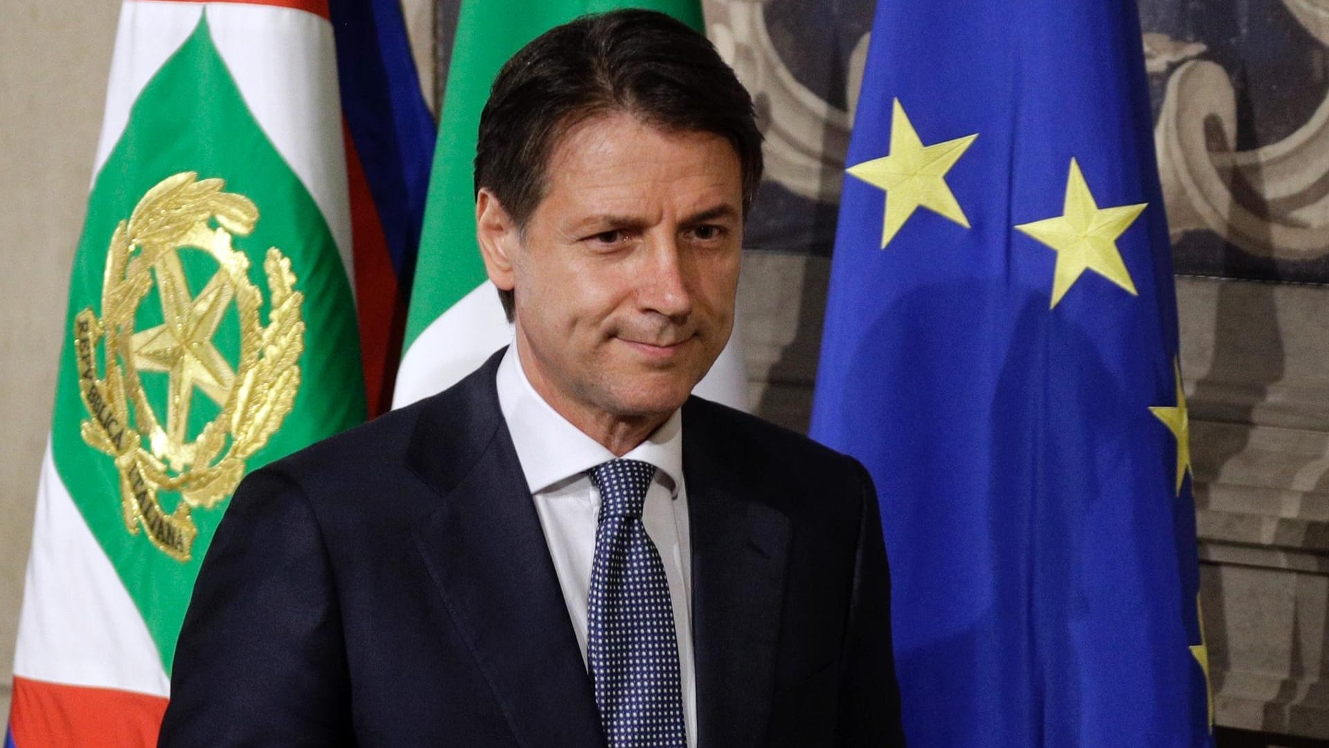 Der designierte italienische Regierungschef Giuseppe Conte: Trotz vieler Versprechungen will die neue Regierung das Staatsdeifizit unter drei Prozent halten. Der designierte italienische Regierungschef Giuseppe Conte: Trotz vieler Versprechungen will die neue Regierung das Staatsdeifizit unter drei Prozent halten.