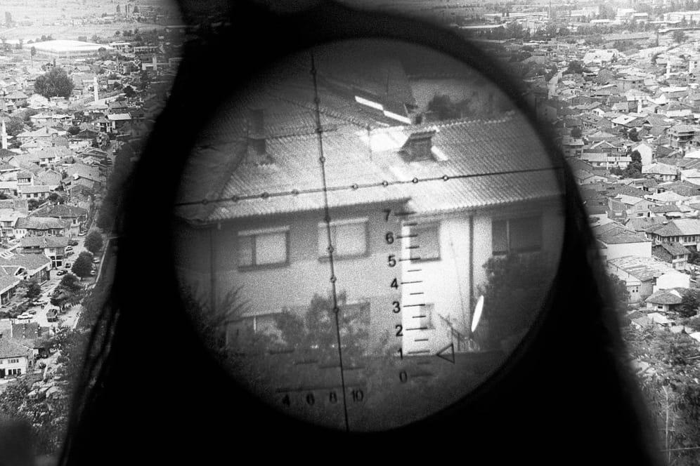 Kosovo im Juni 1999: Nachdem die Nato einmarschiert, beziehen deutsche Scharfschützen Stellung über der Stadt Prizren. Ein anderer deutscher Sniper war bereits ein Jahr zuvor im geheimen Auftrag im Kosovo. t-online.de hat ihn getroffen.