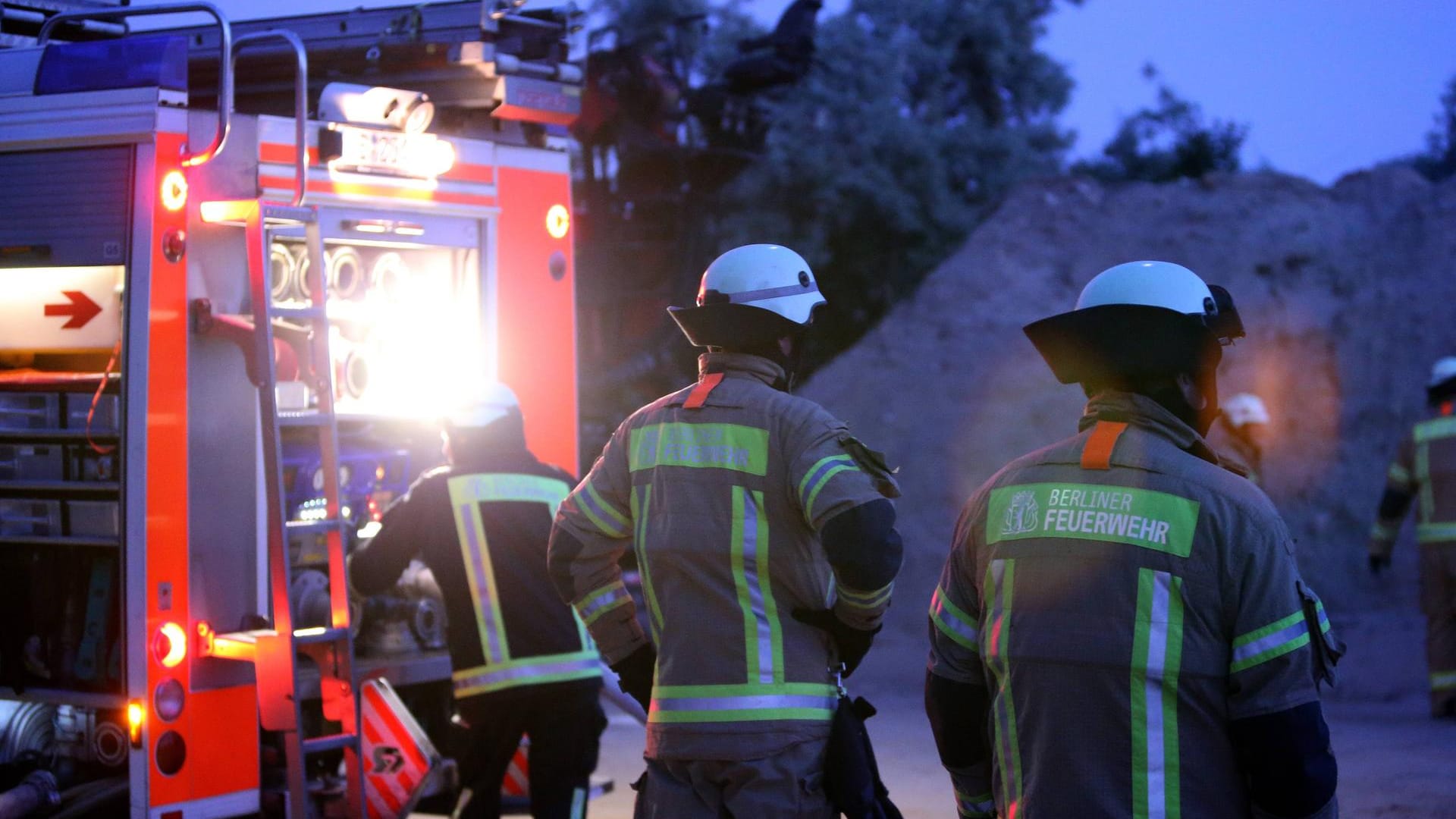 Brand in Einflugschneise zum Flughafen Tegel Berlin Reinickendorf 24 05 18 100 qm Müll stehen in B Brand in Einflugschneise zum Flughafen Tegel Berlin Reinickendorf 24 05 18 100 qm Müll stehen in B